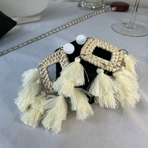 Large beach vibe beige multi tassel earrings - Picture 3 of 4